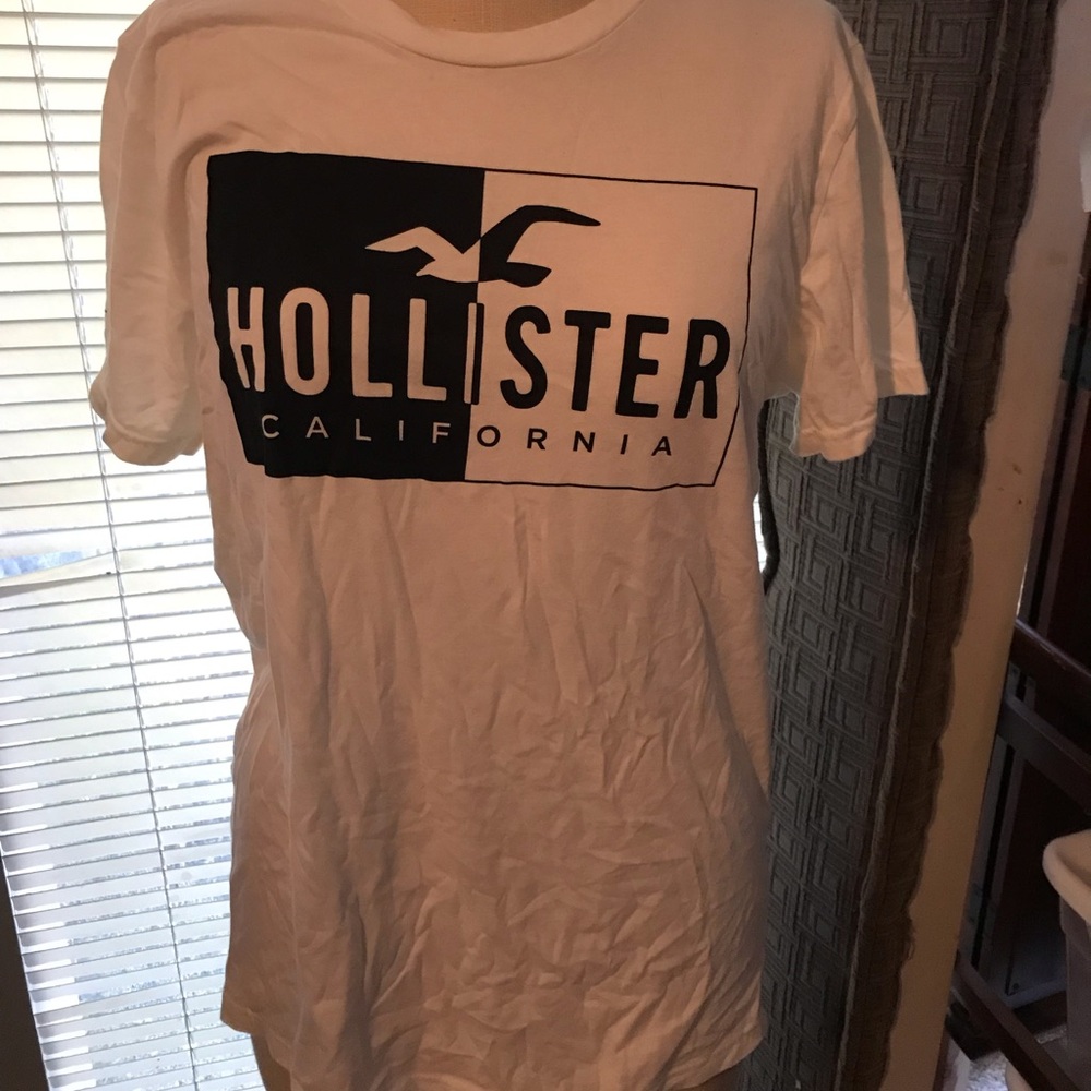 Men's Hollister tee